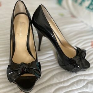 Black pumps
